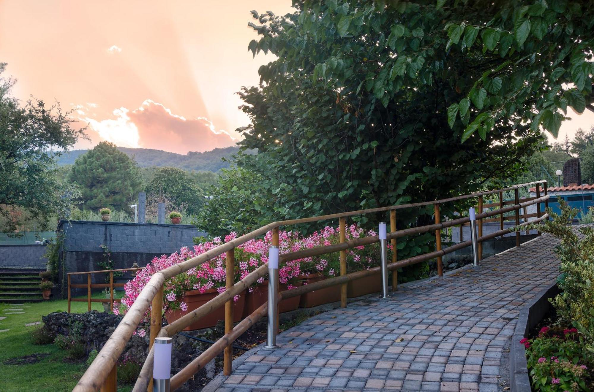 Villa Del Gelso Chalet Nel Parco Delletna 마스칼리 외부 사진